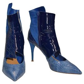 Chloé Botas de tornozeleira de couro e camurça azul elétrico com bico fino estampadas 39,5 Azul