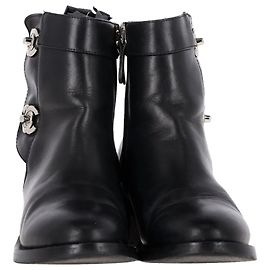 Botas de Cano Curto Logo CC Chanel em Couro Preto Preto