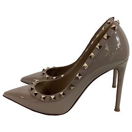 Valentino Garavani Escarpins à bout pointu Valentino Rockstud en cuir verni beige Beige