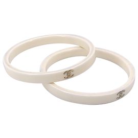 Chanel Set vintage di 2 bracciali a bangle in resina bianca con logo CC Bianco
