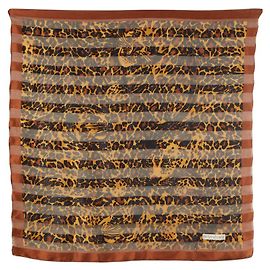 Yves Saint Laurent Cachecol de seda leopardo Saint Laurent Outro