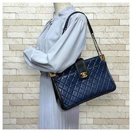Chanel-Chanel Boy Shoulder Bag in Navy Black Lambskin-Black