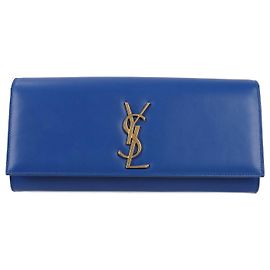 Clutch em couro liso Kate Monogramme Saint Laurent Paris na Azul Majorelle Azul
