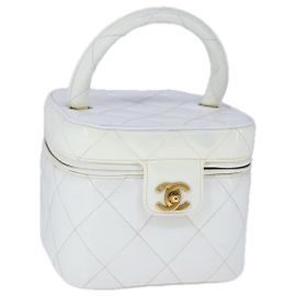 CHANEL Matelassé Vanity Kosmetiktasche Aus Lackleder Weiß Gold CC Auth PP147 Weiß Golden