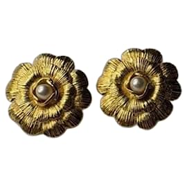 Chanel Set di 2 fiori di camelia con bottoni perla D'oro Crudo