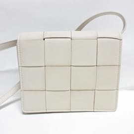 Bottega Veneta-Bottega Veneta Cassette Maxi Intrecciato Leather Shoulder Bag-Beige