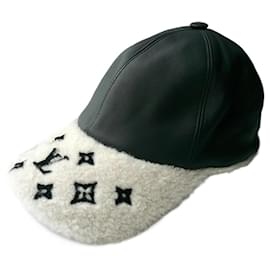 Louis Vuitton-LOUIS VUITTON Black leather and sheep wool cap new black one size-Black