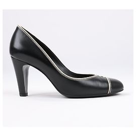 Chanel Coco Leder Rundzehenabsätze CC in Schwarz, Größe 37 EU G25870 Schwarz