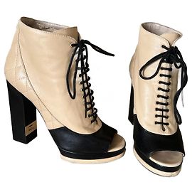 Chanel Leder Schnürstiefeletten Beige Beige