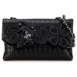 Borsa a spalla Chanel Black Choco Bar in pelle di vitello Camelia No. 5 CC Nero