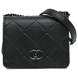 Chanel Mini Propeller em Couro de Bezerro Preto Preto