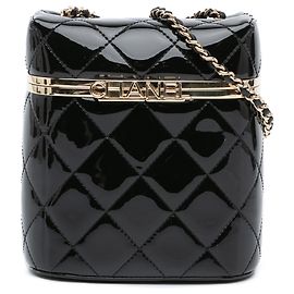 Estojo de vaidade em couro envernizado acolchoado preto com logotipo Chanel e corrente Preto