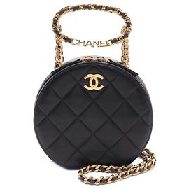 Clutch redondo com corrente e logotipo oval em couro de cordeiro acolchoado preto Chanel Preto