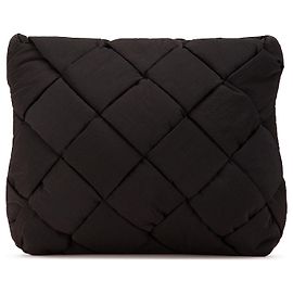 Clutch Tech Cassette acolchoado em nylon preto Intrecciato da Bottega Veneta Preto