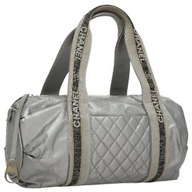 CHANEL Bolsa Deportiva de Lona Recubierta Plata CC Auth bs21669 Plata