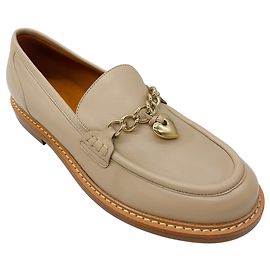 Chloé Mocasines de cuero beige / dorado con cadena en forma de corazón Chloe Beige