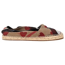 Espadrilles planas Burberry com estampa de coração e xadrez em lona marrom Marrom Vermelho