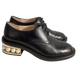 Derbys Casati Pearl in pelle nera di Nicholas Kirkwood Nero