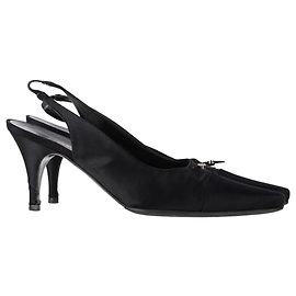 Chanel CC Slingback-Pumps mit spitzem Absatz aus schwarzem Satin Schwarz