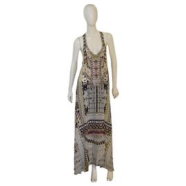 Vestido de verão longo sem mangas em seda bege impressa e com contas, decote em V e costas nadador Camilla 100% seda Bege