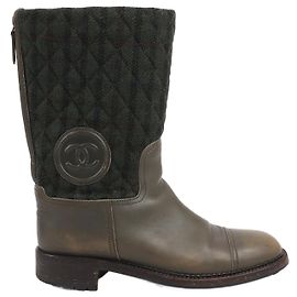 Bottes courtes en cuir matelassé x tissu CHANEL Coco Mark en vert, taille 39 EU Vert