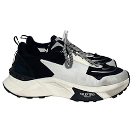 Valentino Garavani-Valentino True Act Sneakers in Black Leather-Black