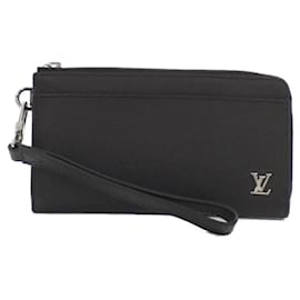 Louis Vuitton-Louis Vuitton Taiga Zippy Dragonne Wallet-Black