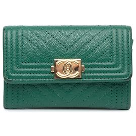 Tarjetero Boy en caviar verde Chevron de Chanel Verde
