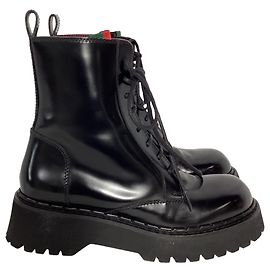 Gucci Thea Stiefel mit Lug-Sohle aus schwarzem Leder Schwarz