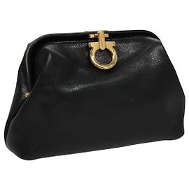 Pochette in pelle Gancini Salvatore Ferragamo nera e dorata Auth yk16793 Nero D'oro