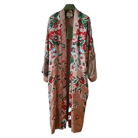 GUCCI SILK COAT WITH GG SUPREME PATTERN AND FLORAL DESIGN. Multiple colors