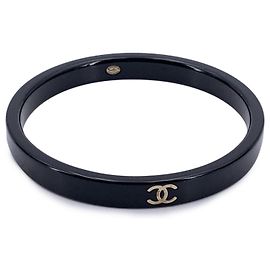 Chanel Pulseira de bangles em resina preta com logo CC Preto
