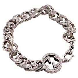 Gucci-Pulseira charm Arabesque com G entrelaçado da Gucci-Prata