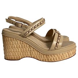 Chanel Sandali a piattaforma con catena in pelle di agnello beige Beige