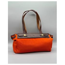 Hermès-Son sac en cuir toile orange-Marron,Orange