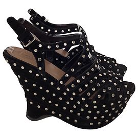 Sandales à talons compensés cloutées Alaïa en daim noir Noir