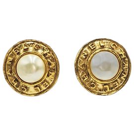 Chanel Vintage gehämmertes Medaillon Ohrringe mit Kunstperlen Gold hardware