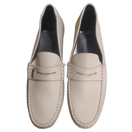 Mocassins Saint Laurent em couro bege Bege