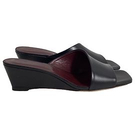 Mules Wedge Nevil da Staud em couro preto Preto