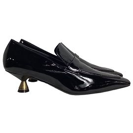 Khaite Die King-Pointe-Toe Slipper aus schwarzem Lackleder Schwarz