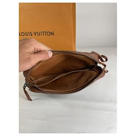 Louis Vuitton-Clutch de couro marrom Louis Vuitton Metis-Marrom