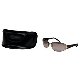 Óculos de sol de plástico marrom Fendi Marrom