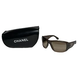 Óculos de sol de plástico caqui da Chanel Caqui