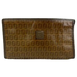 Fendi Baguette Clutch aus braunem Lackleder Braun