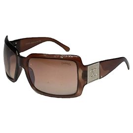 Óculos de sol de plástico marrom da Chanel Marrom