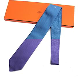 Hermès-Gravata de seda Hermes em azul claro-Azul claro