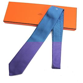Hermès-Gravata de seda Hermes em azul claro-Azul claro