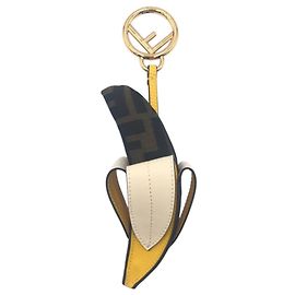 Chaveiro Fendi Zucca Banana Marrom Dourado Amarelo