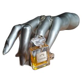 Colar Chanel No.5 em metal com pingente CC Multicor