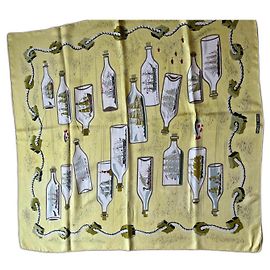 Carré de soie Hermès modèle "Bouteilles à la mer" Jaune